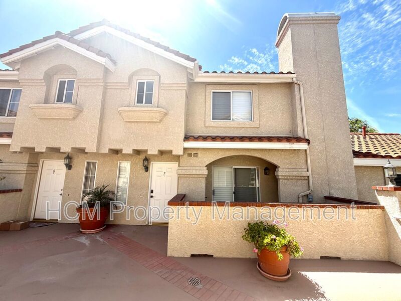Charming 2 bedroom, 2.5 bathroom condo within walking distance to Downtown Brea property image