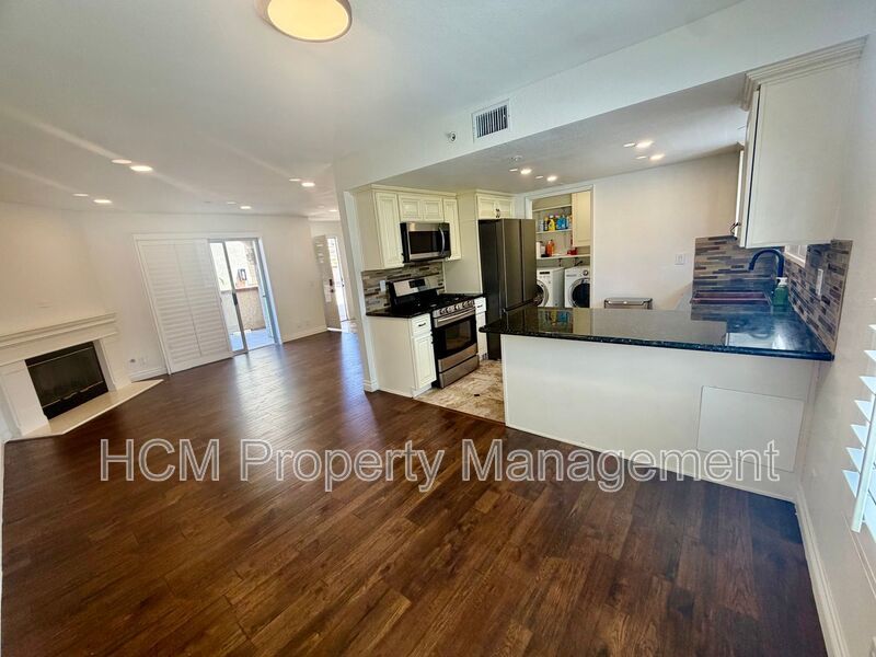 Charming 2 bedroom, 2.5 bathroom condo within walking distance to Downtown Brea property image