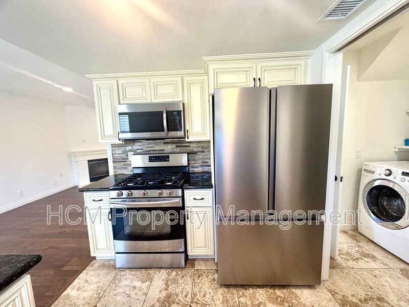 Charming 2 bedroom, 2.5 bathroom condo within walking distance to Downtown Brea property image