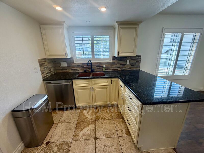 Charming 2 bedroom, 2.5 bathroom condo within walking distance to Downtown Brea property image