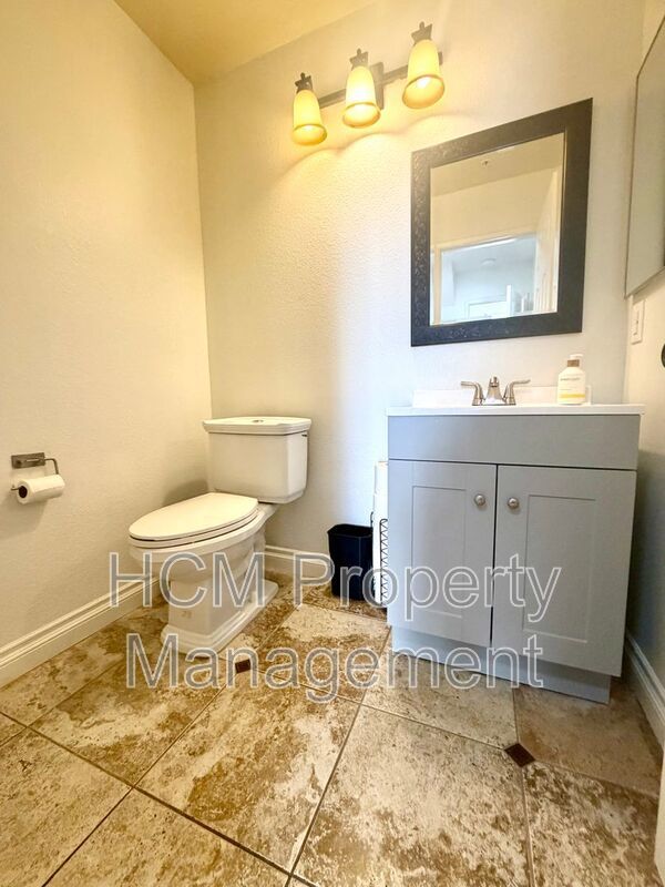 Charming 2 bedroom, 2.5 bathroom condo within walking distance to Downtown Brea property image