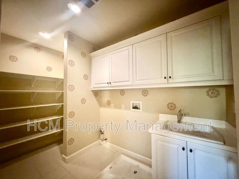 Spacious Beautiful 4 bedroom 3 bath Former Model Home in Desirable Woodbury Irvine Community! property image