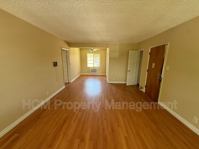 1133 Spazier Ave presents a bright upper corner 2-bedroom, 1-bath apt in Glendale property image