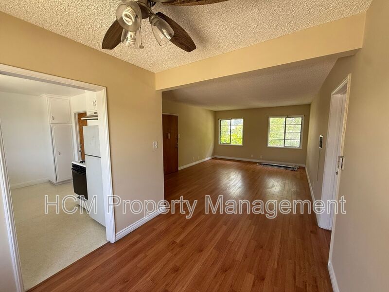 1133 Spazier Ave presents a bright upper corner 2-bedroom, 1-bath apt in Glendale property image