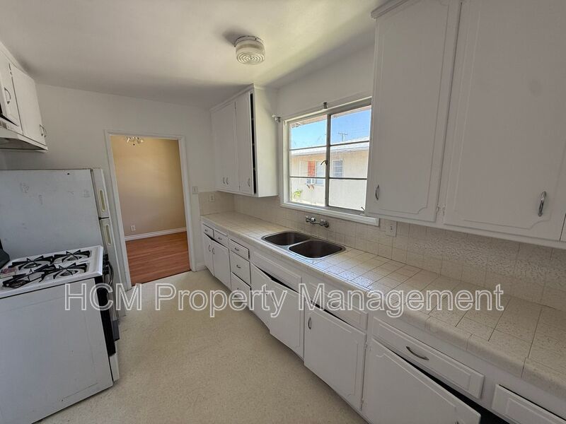 1133 Spazier Ave presents a bright upper corner 2-bedroom, 1-bath apt in Glendale property image