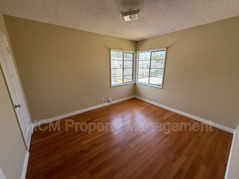 1133 Spazier Ave presents a bright upper corner 2-bedroom, 1-bath apt in Glendale property image