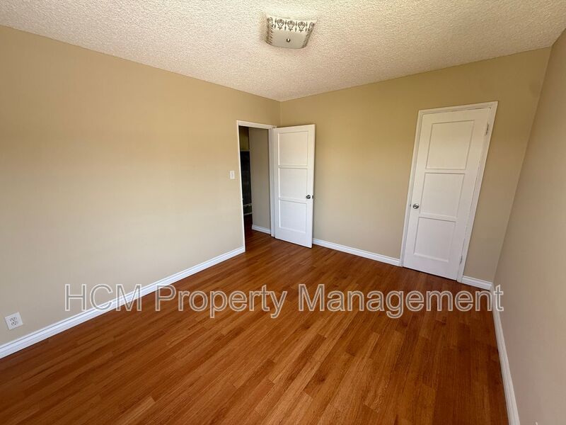 1133 Spazier Ave presents a bright upper corner 2-bedroom, 1-bath apt in Glendale property image