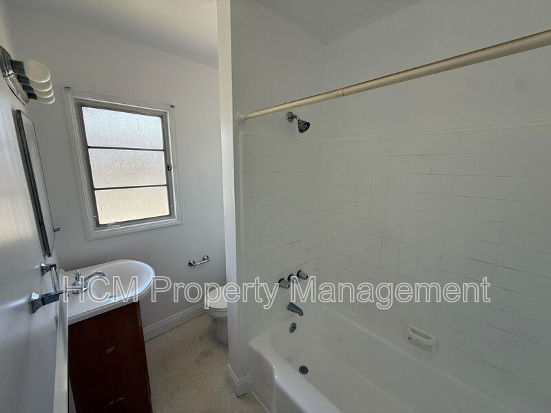 1133 Spazier Ave presents a bright upper corner 2-bedroom, 1-bath apt in Glendale property image
