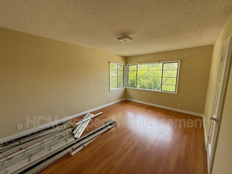 1133 Spazier Ave presents a bright upper corner 2-bedroom, 1-bath apt in Glendale property image