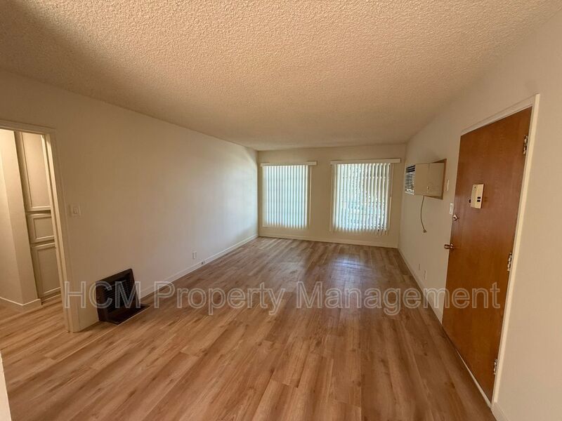 1133 Spazier Ave presents a large corner 1-bedroom, 1-bath apt in Glendale property image