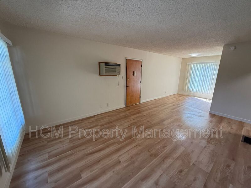 1133 Spazier Ave presents a large corner 1-bedroom, 1-bath apt in Glendale property image