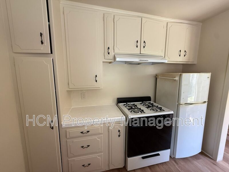 1133 Spazier Ave presents a large corner 1-bedroom, 1-bath apt in Glendale property image
