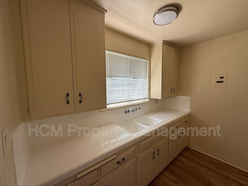 1133 Spazier Ave presents a large corner 1-bedroom, 1-bath apt in Glendale property image