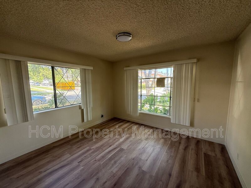 1133 Spazier Ave presents a large corner 1-bedroom, 1-bath apt in Glendale property image