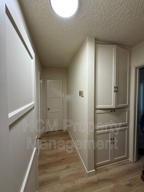 1133 Spazier Ave presents a large corner 1-bedroom, 1-bath apt in Glendale property image
