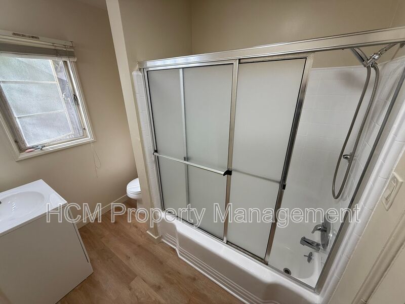 1133 Spazier Ave presents a large corner 1-bedroom, 1-bath apt in Glendale property image