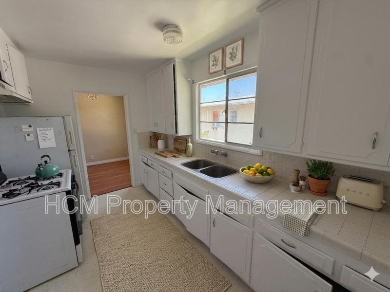 1133 Spazier Ave presents a bright upper corner 2-bedroom, 1-bath apt in Glendale property image