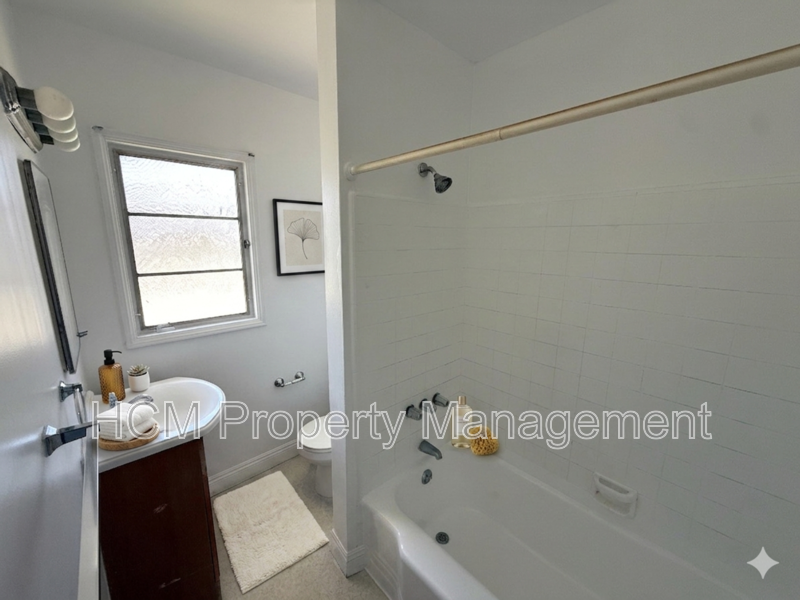 1133 Spazier Ave presents a bright upper corner 2-bedroom, 1-bath apt in Glendale property image