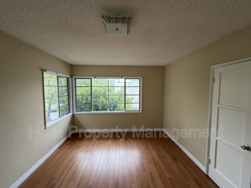 1133 Spazier Ave presents a bright upper corner 2-bedroom, 1-bath apt in Glendale property image