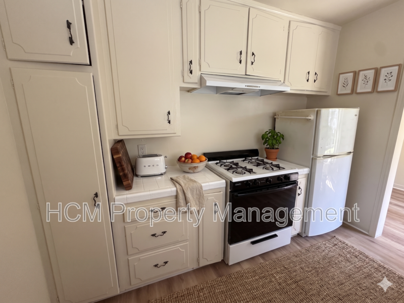 1133 Spazier Ave presents a large corner 1-bedroom, 1-bath apt in Glendale property image