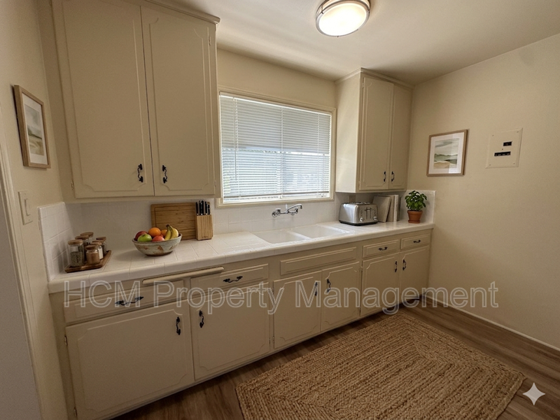 1133 Spazier Ave presents a large corner 1-bedroom, 1-bath apt in Glendale property image
