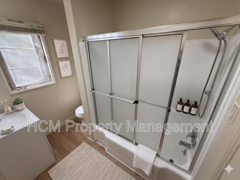 1133 Spazier Ave presents a large corner 1-bedroom, 1-bath apt in Glendale property image