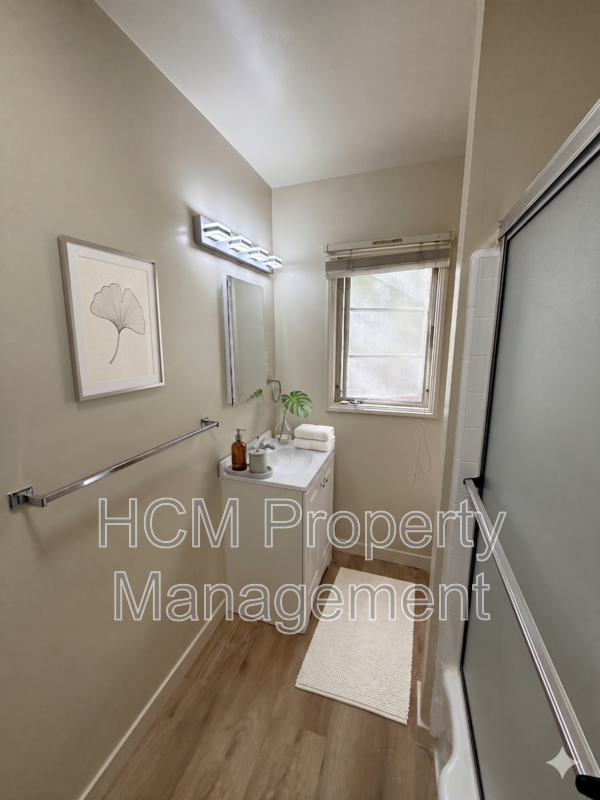 1133 Spazier Ave presents a large corner 1-bedroom, 1-bath apt in Glendale property image