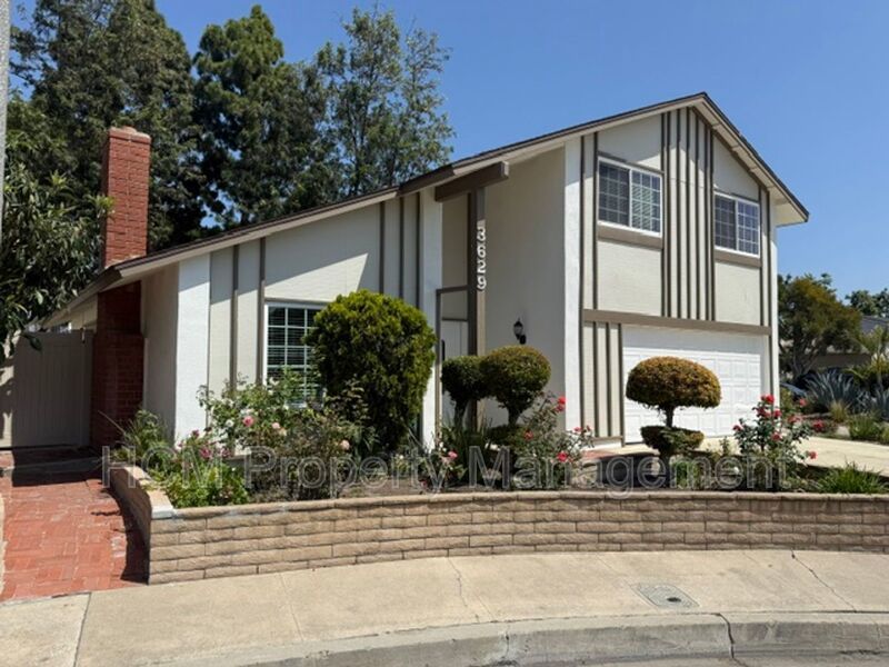 Welcome to Your Expansive Retreat in the Heart of South Coast Metro! property image