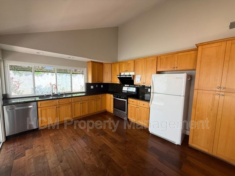 Welcome to Your Expansive Retreat in the Heart of South Coast Metro! property image
