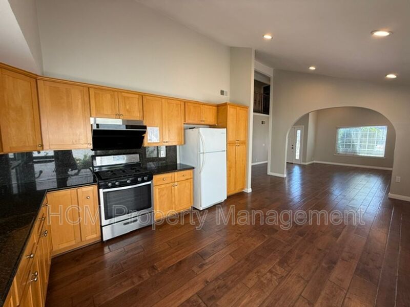 Welcome to Your Expansive Retreat in the Heart of South Coast Metro! property image