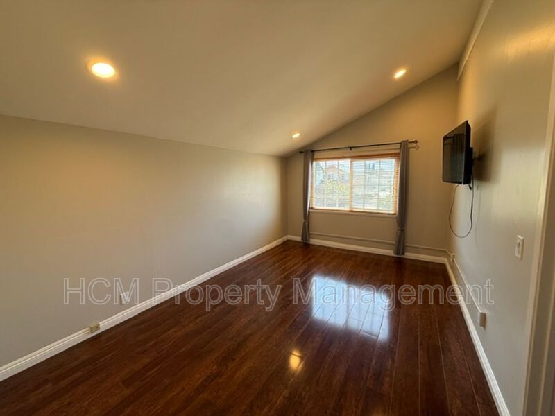 Welcome to Your Expansive Retreat in the Heart of South Coast Metro! property image