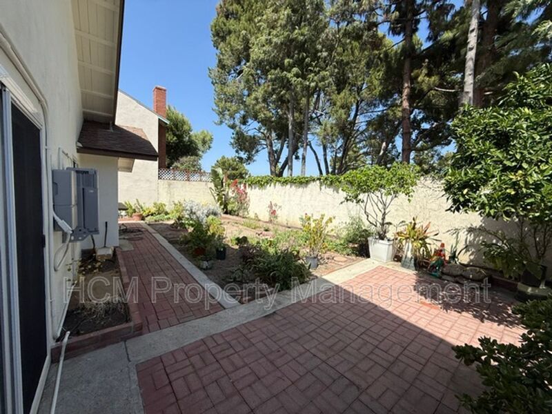 Welcome to Your Expansive Retreat in the Heart of South Coast Metro! property image