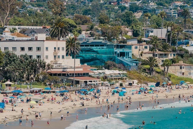 Laguna beach full of people